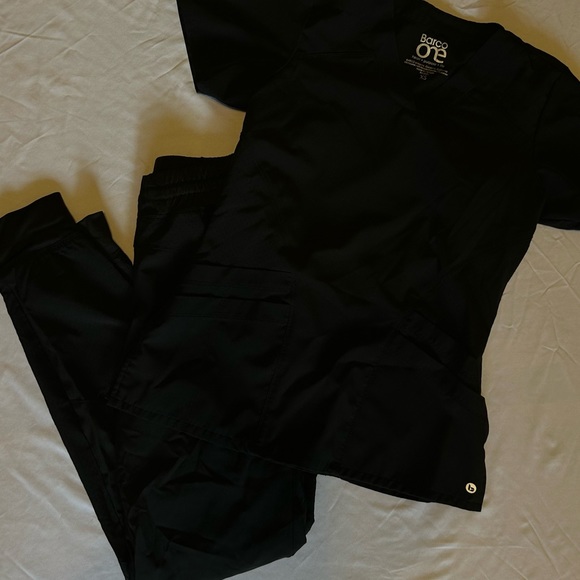 Barco One Boost Jogger Scrub Pant and Racer Scrub Top - Picture 3 of 5
